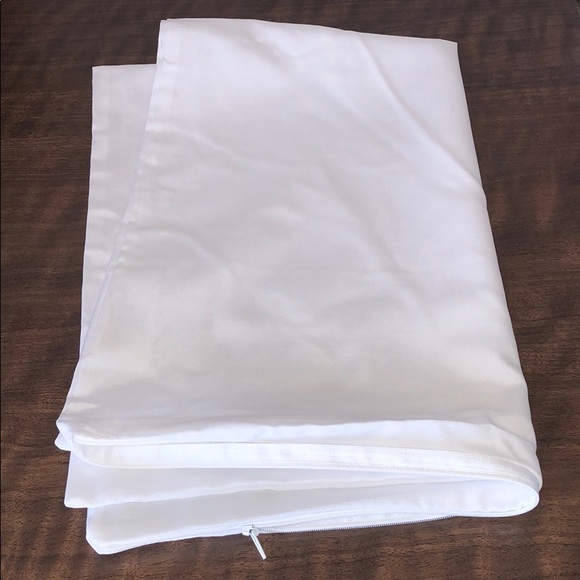 Pack of 12 - Queen Size White Pillow Protectors - Picture 1 of 6
